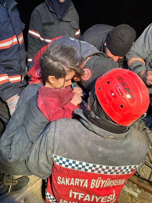 Başkan Yüce ve kurtarma ekipleri depremzedeler için mücadele ediyor
