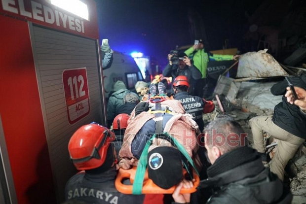 Başkan Yüce ve kurtarma ekipleri depremzedeler için mücadele ediyor
