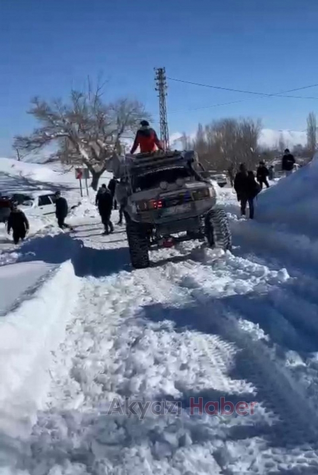 Akyazılı off roadçılar çadırları depremzedelere ulaştırıyor