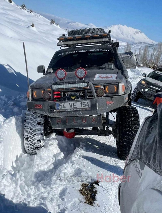 Akyazılı off roadçılar çadırları depremzedelere ulaştırıyor