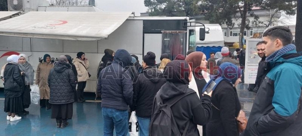 Depremzedelere kan vermeye koştular