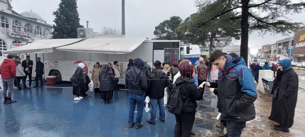 Depremzedelere kan vermeye koştular