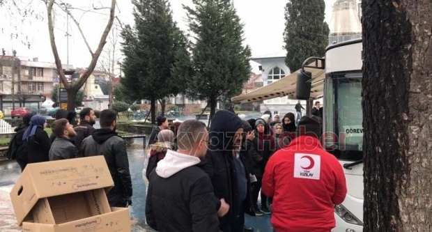 Depremzedelere kan vermeye koştular