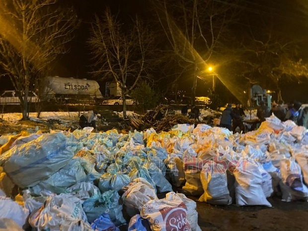 Akyazılılardan depremzedelere ısınmak için odun yardımı