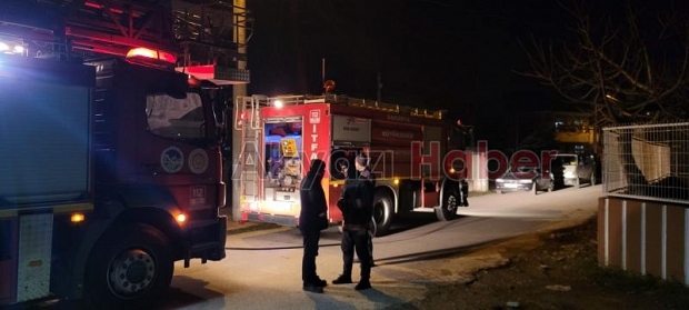 Akyazı'da iki ayrı yangına itfaiye müdahale etti