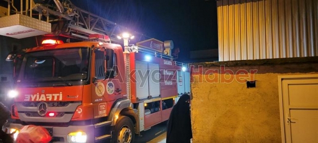 Akyazı'da iki ayrı yangına itfaiye müdahale etti