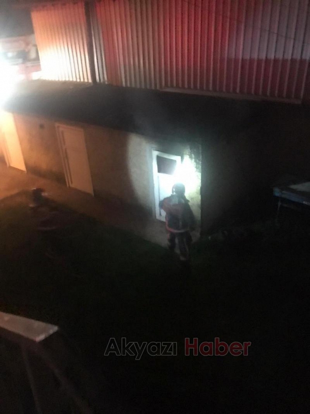 Akyazı'da iki ayrı yangına itfaiye müdahale etti
