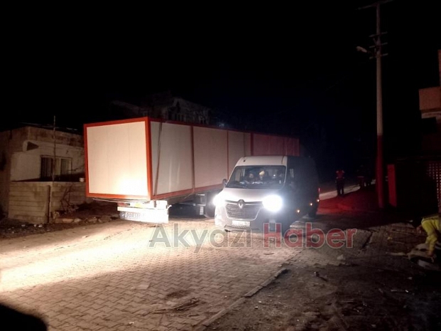 İki konteyneri enkazdan çıkan ailelere ulaştırdılar
