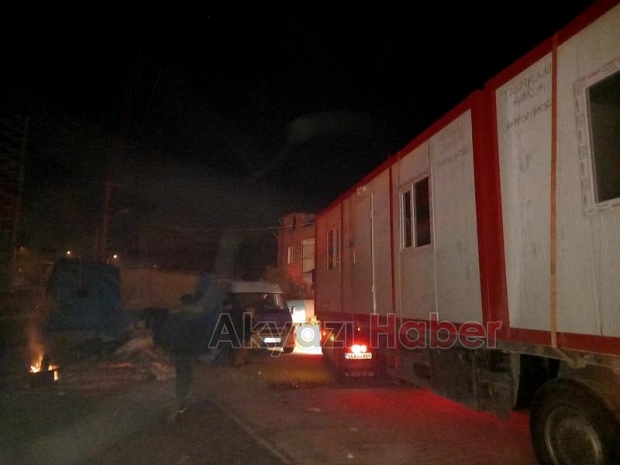 İki konteyneri enkazdan çıkan ailelere ulaştırdılar