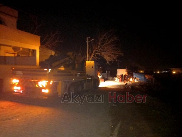 İki konteyneri enkazdan çıkan ailelere ulaştırdılar