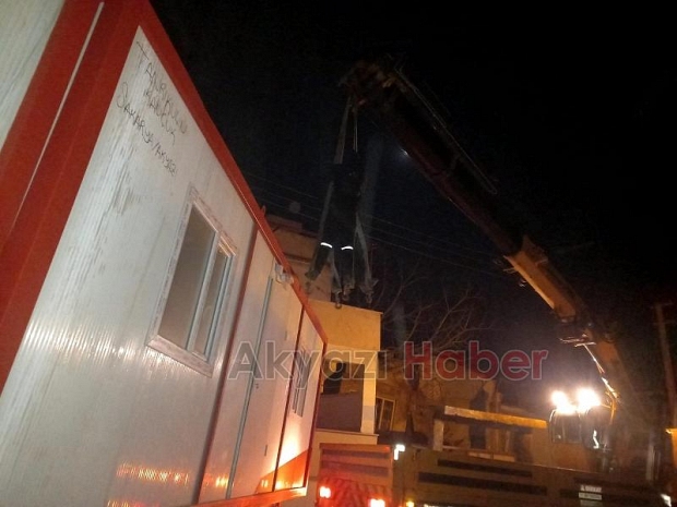 İki konteyneri enkazdan çıkan ailelere ulaştırdılar