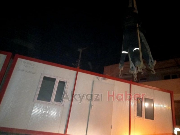 İki konteyneri enkazdan çıkan ailelere ulaştırdılar