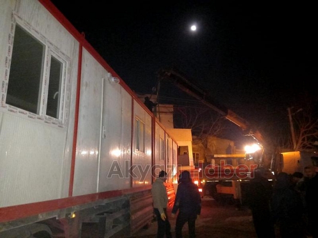 İki konteyneri enkazdan çıkan ailelere ulaştırdılar