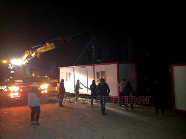 İki konteyneri enkazdan çıkan ailelere ulaştırdılar
