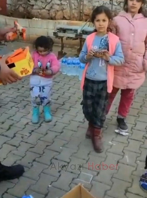 Akyazı'dan götürdükleri oyuncakları dağıttılar