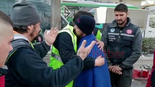 88'nci saatte kendini kurtaran Sakarya ekibine böyle sarıldı