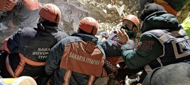 88'nci saatte kendini kurtaran Sakarya ekibine böyle sarıldı