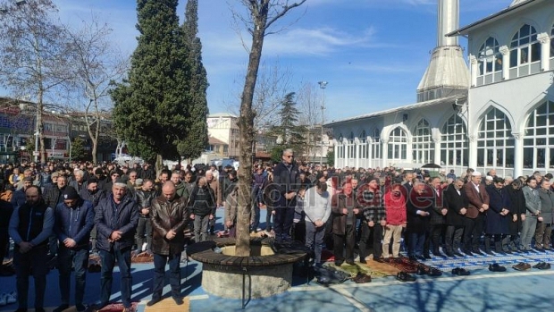 Depremde hayatını kaybedenler için gıyabi cenaze namazı kılındı