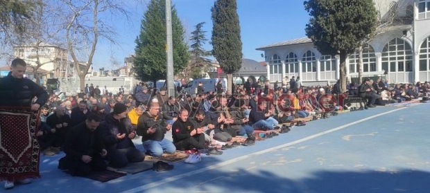 Depremde hayatını kaybedenler için gıyabi cenaze namazı kılındı