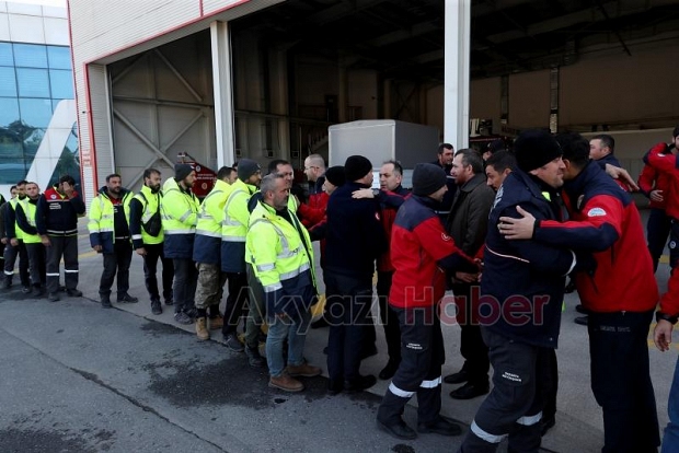 Deprem bölgesinden gelen Sakarya ekibine duygusal karşılama