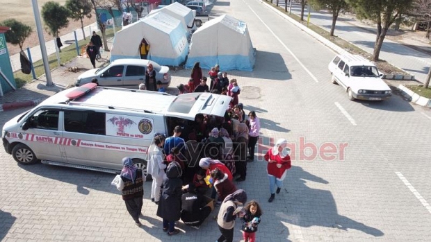 Akyazılıların gönderdiği yardımların dağıtımını görüntüledik