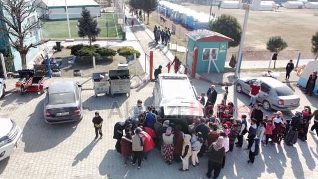 Akyazılıların gönderdiği yardımların dağıtımını görüntüledik