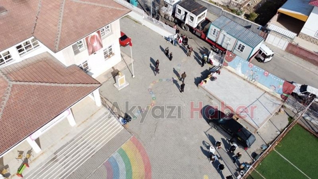 Akyazılıların gönderdiği yardımların dağıtımını görüntüledik