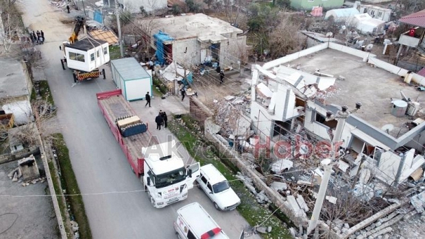 Akyazılıların gönderdiği yardımların dağıtımını görüntüledik