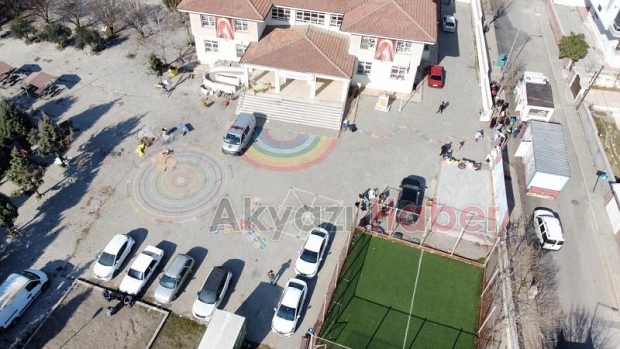 Akyazılıların gönderdiği yardımların dağıtımını görüntüledik