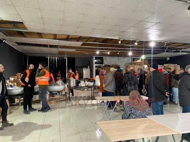 Maraş'ta kurulan Sakarya aşevinde 5 bin depremzedeye sıcak yemek çıkıyor