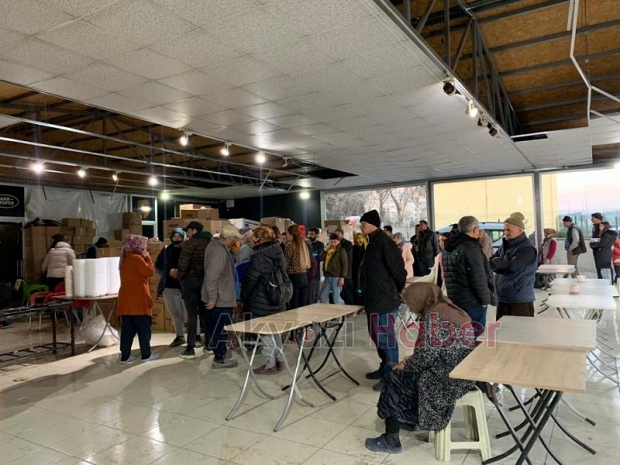 Maraş'ta kurulan Sakarya aşevinde 5 bin depremzedeye sıcak yemek çıkıyor