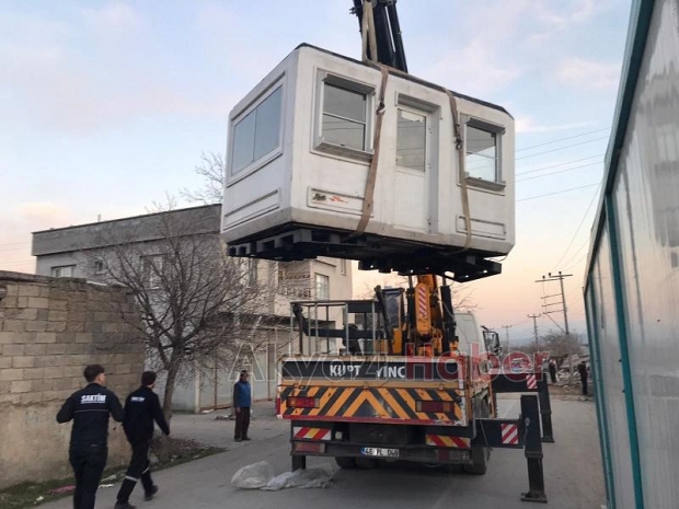SAKTİM, 2 hayır sever tarafından alınan konteyner evi depremzede çifte teslim etti