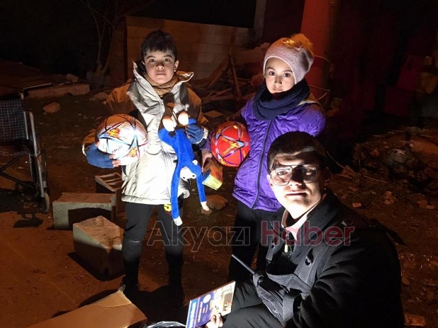 SAKTİM, 2 hayır sever tarafından alınan konteyner evi depremzede çifte teslim etti