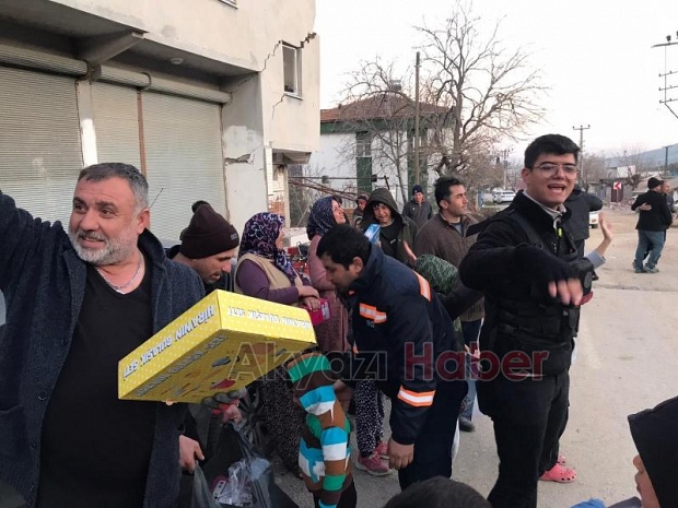 SAKTİM, 2 hayır sever tarafından alınan konteyner evi depremzede çifte teslim etti