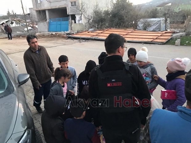 SAKTİM, 2 hayır sever tarafından alınan konteyner evi depremzede çifte teslim etti