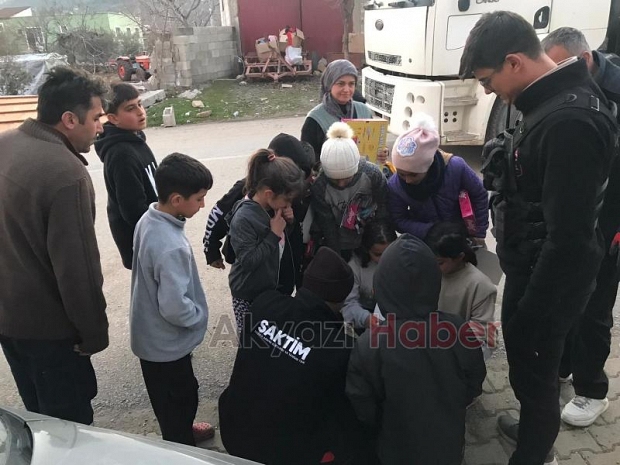 SAKTİM, 2 hayır sever tarafından alınan konteyner evi depremzede çifte teslim etti