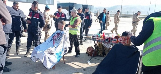 Akyazılı berberler depremzedelere tıraş hizmeti veriyor