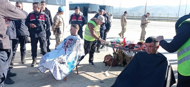 Akyazılı berberler depremzedelere tıraş hizmeti veriyor