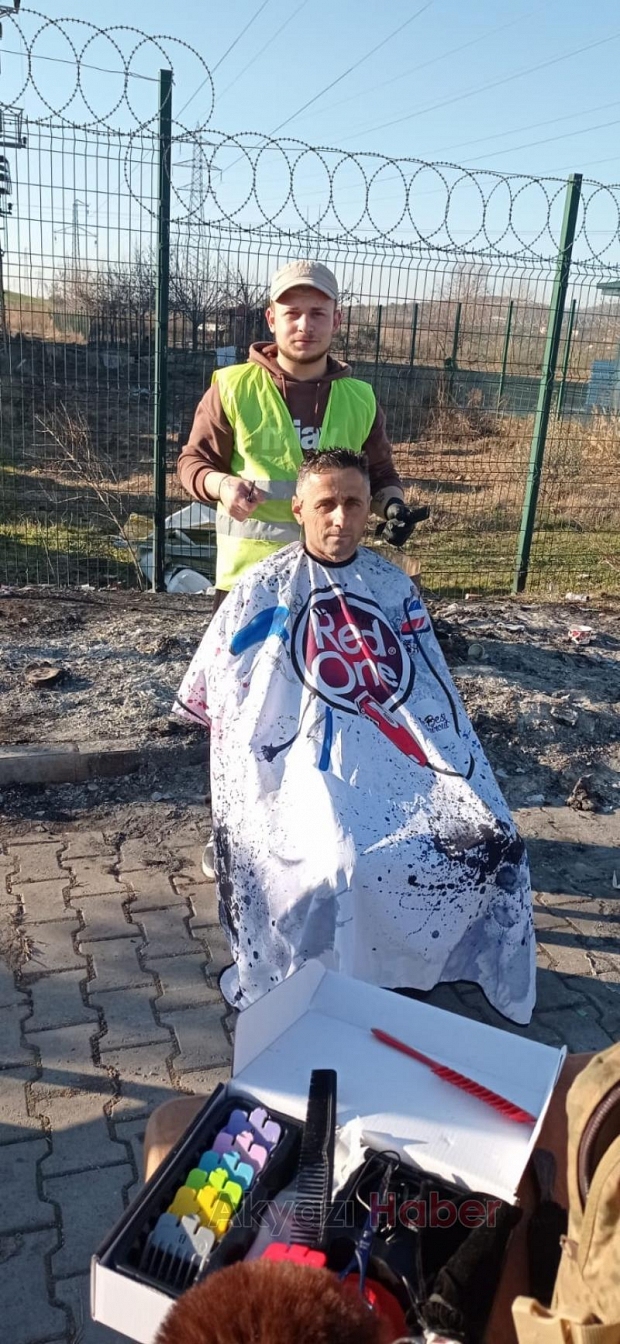 Akyazılı berberler depremzedelere tıraş hizmeti veriyor