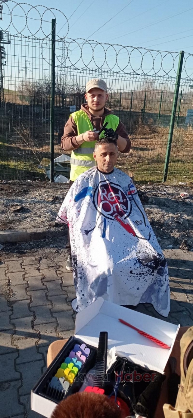 Akyazılı berberler depremzedelere tıraş hizmeti veriyor