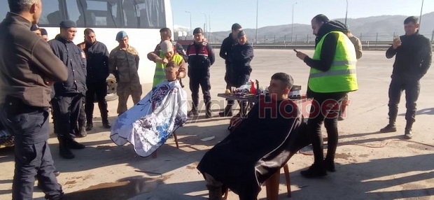 Akyazılı berberler depremzedelere tıraş hizmeti veriyor