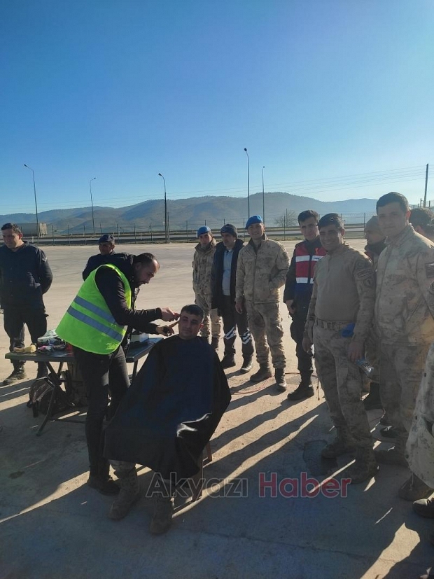 Akyazılı berberler depremzedelere tıraş hizmeti veriyor