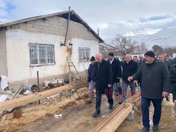 Bayraktar, depremzede çiftçileri ziyaret etti