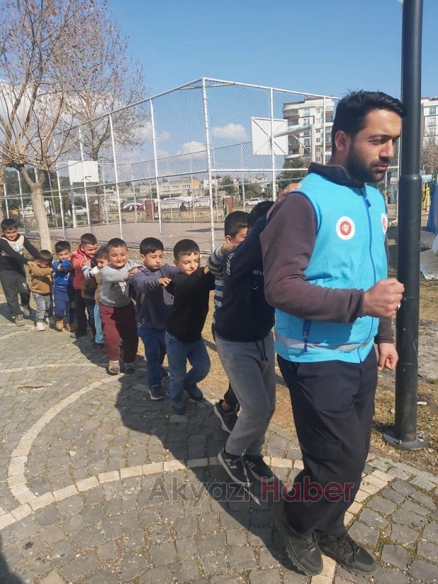 Akyazı Müftülüğü deprem bölgesinde yardımlarını sürdürüyor