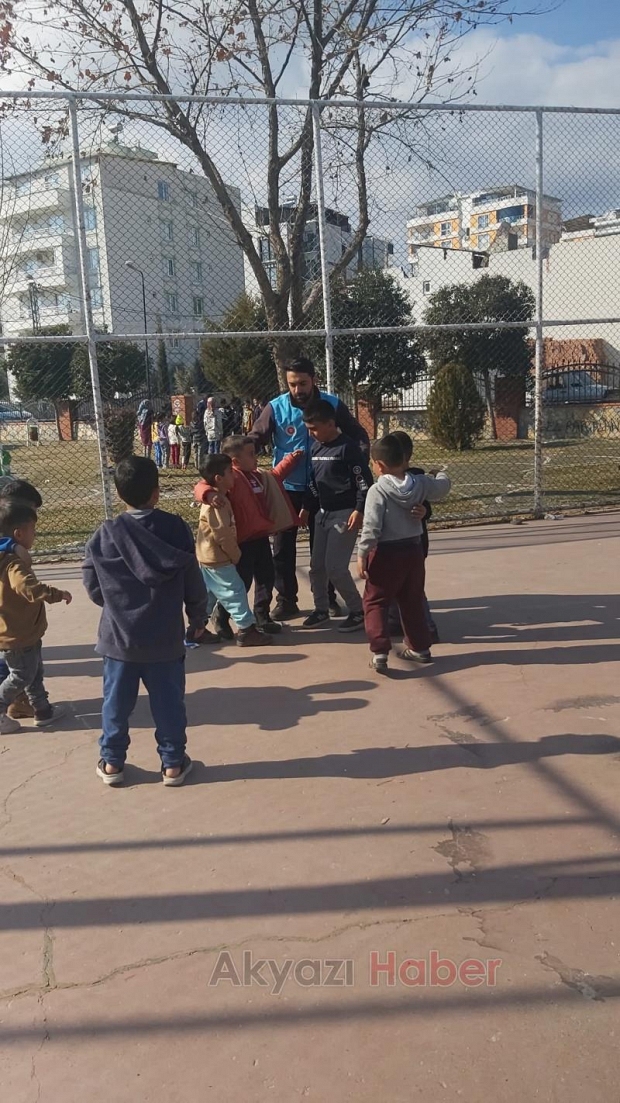 Akyazı Müftülüğü deprem bölgesinde yardımlarını sürdürüyor