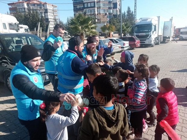 Akyazı Müftülüğü deprem bölgesinde yardımlarını sürdürüyor