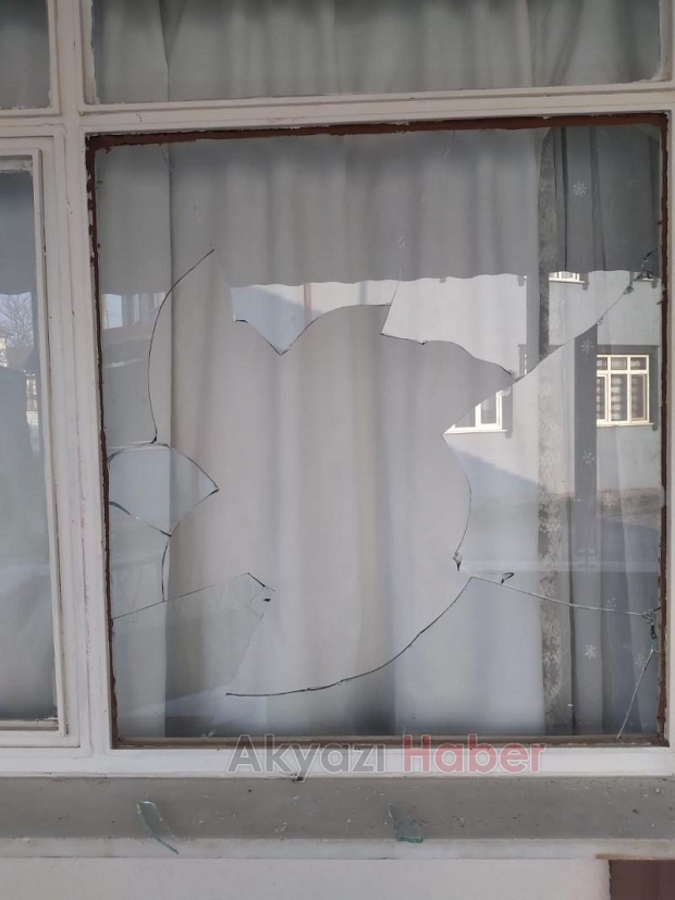Katil zanlısının babaannesinin evini taşladılar