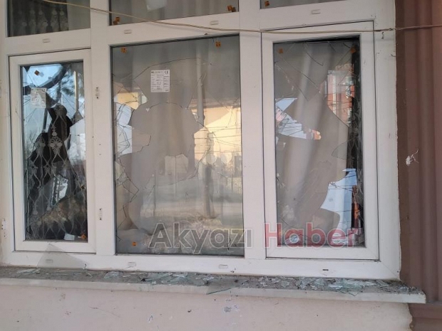 Katil zanlısının babaannesinin evini taşladılar