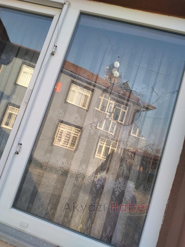 Katil zanlısının babaannesinin evini taşladılar