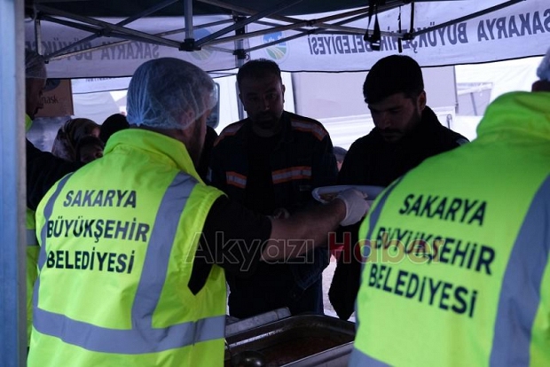Büyükşehir aşevinden depremzedelere